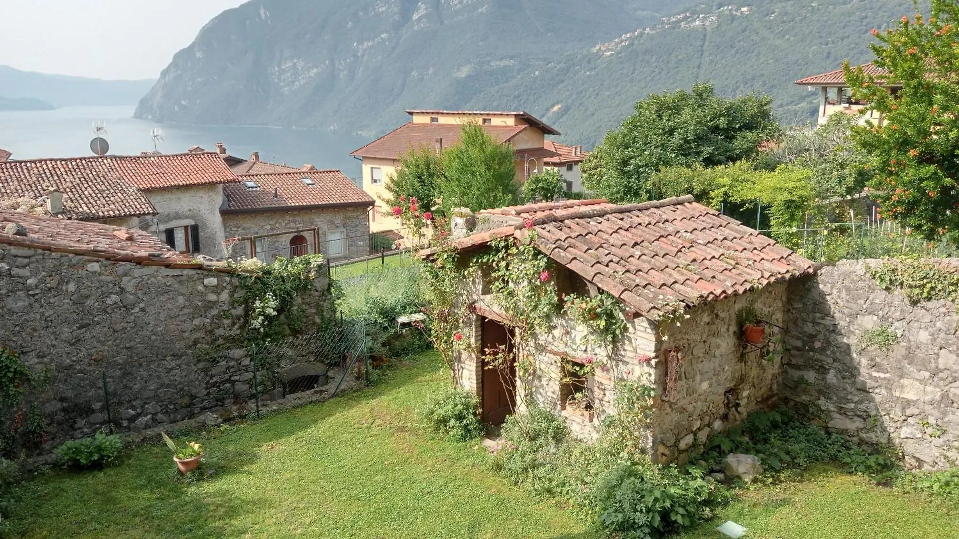 Iseolakerental - Il Nido Di Gio Riva di Solto 0*,